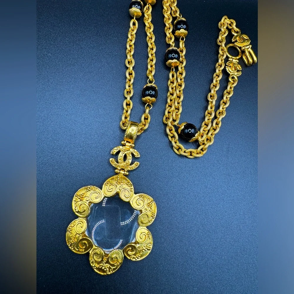 LOT 1500 24K gold plated CHANEL vintage Onyx CC magnifying Glass necklace